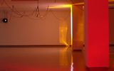 Haegue Yang, Serie de arreglos vulnerables- voz sin sombra sobre tres (2008). Instalación site-specific. Desigualdad simétrica, sala rekalde, Bilbao. Photo: Begoña Zubero. (7)
